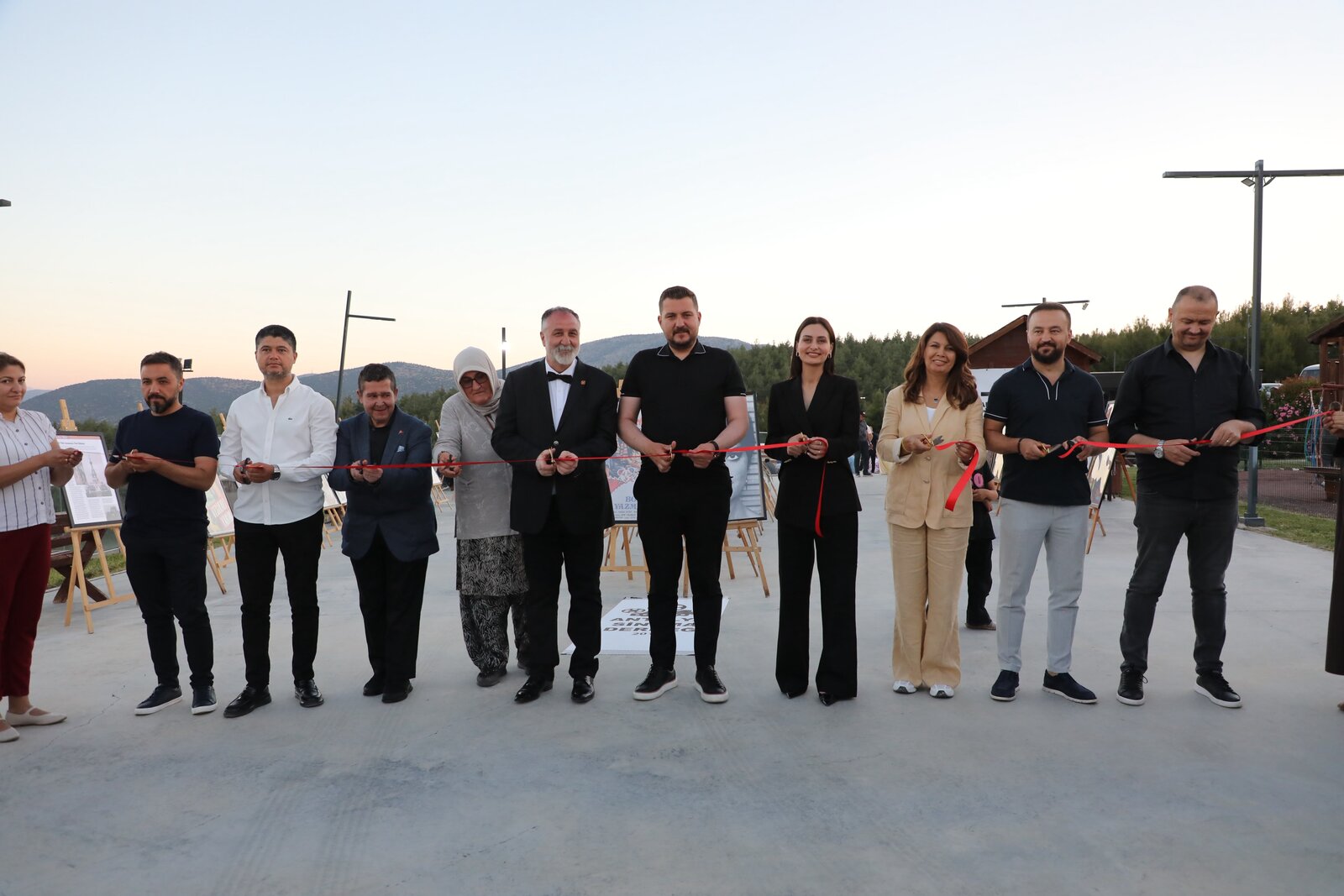 KORKUTELİ’NDE YEŞİLÇAM RÜZGARI: UNUTULMAZ AFİŞLER SANATSEVERLERLE BULUŞTU
