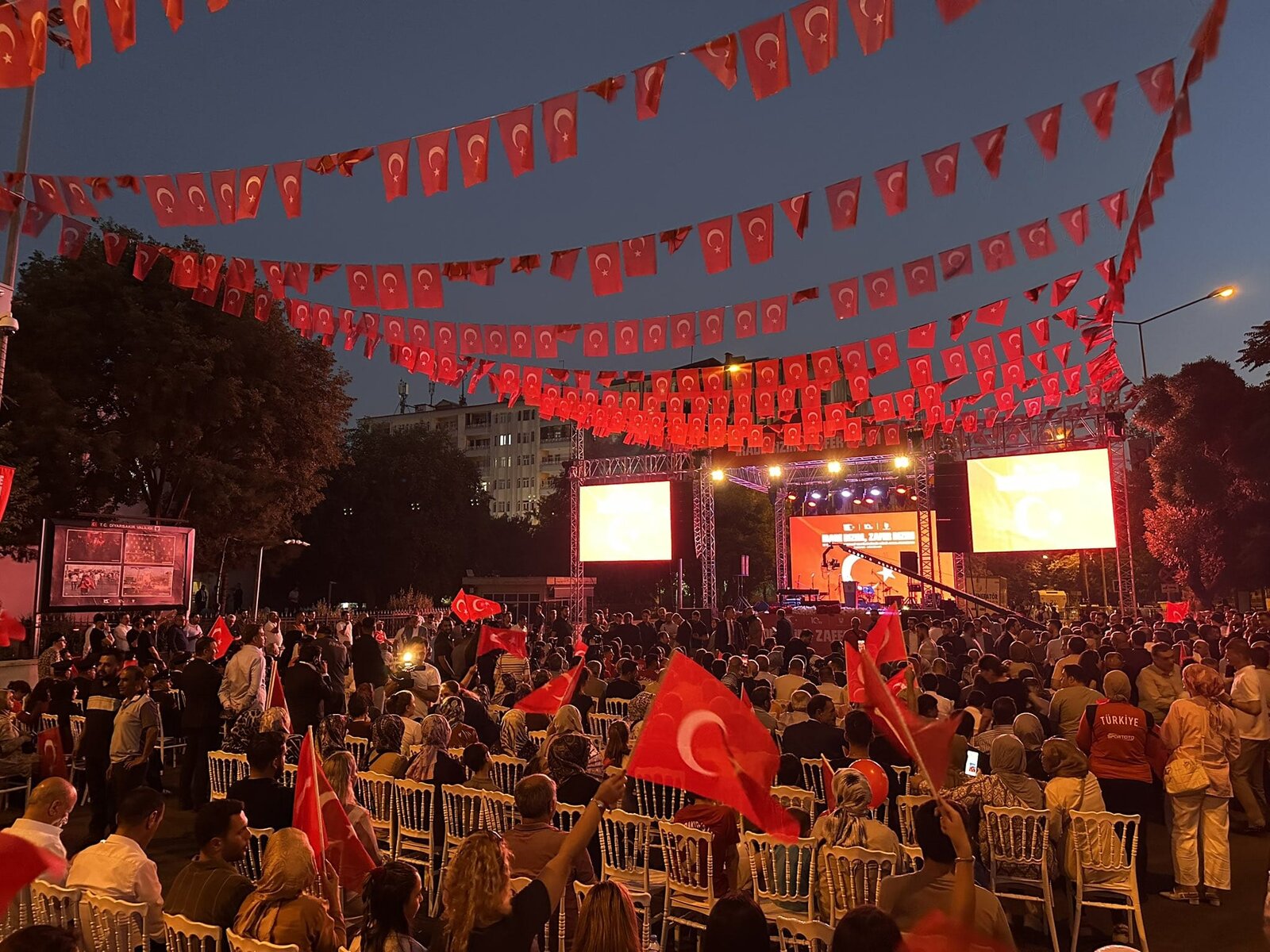 Dicle Üniversitesi 15 Temmuz'un 10. Yılında Sahadaydı: Şehitler Dualarla Anıldı, Vatandaşlarla Buluşuldu