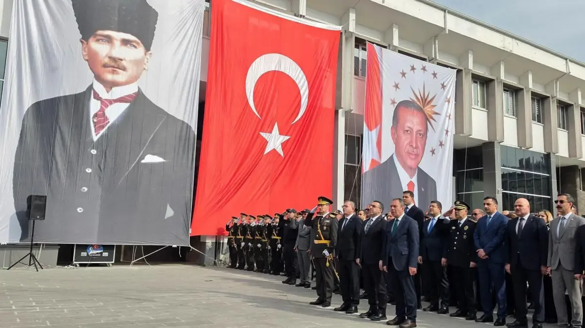 Kars’ta Cumhuriyet Bayramı’nın 103. yıl çelenk töreniyle başladı
