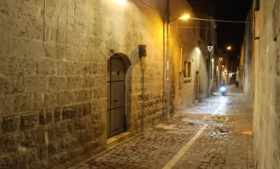 Tarihi sokaklar Urfa gecelerine renk katıyor